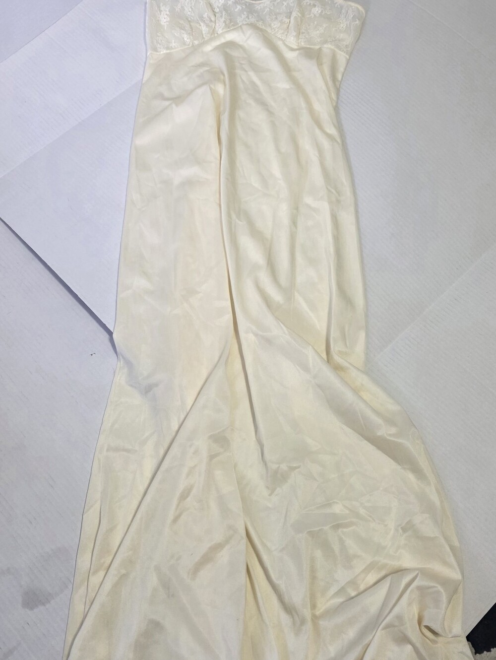 Women's Medium Nylon Lace-Trim Slip Nightgown Pale Yellow Vintage 1980s USA